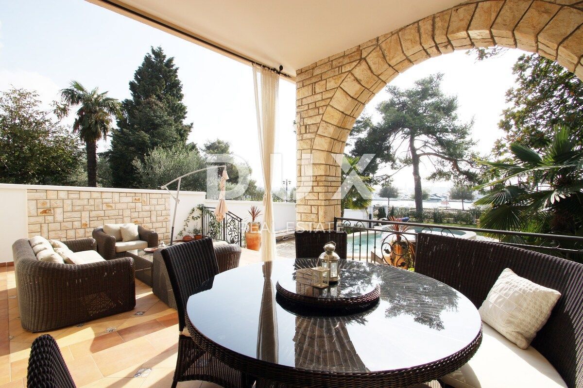 ISTRIA, UMAG - Villa unica con piscina, prima fila sul mare