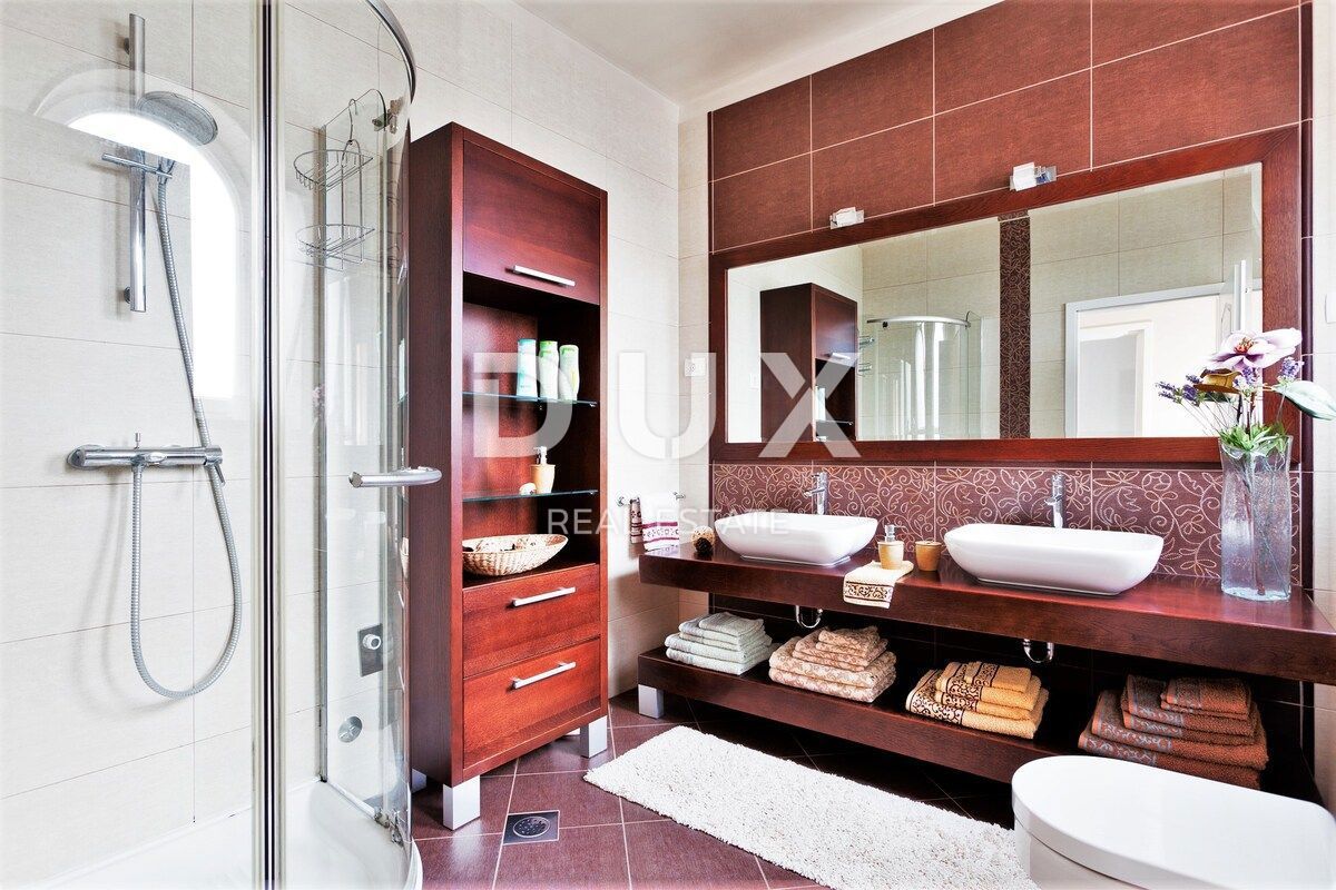 ISTRIA, UMAG - Villa unica con piscina, prima fila sul mare