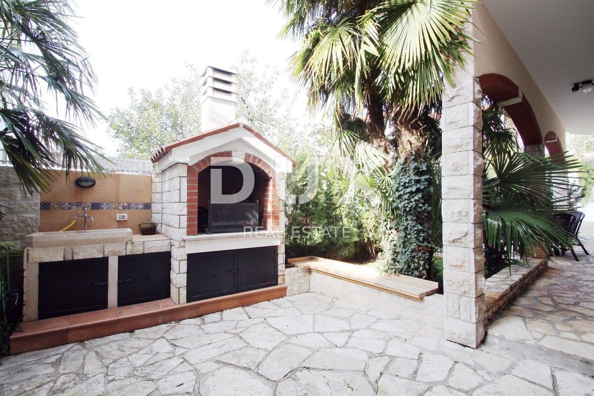 ISTRIA, UMAG - Villa unica con piscina, prima fila sul mare