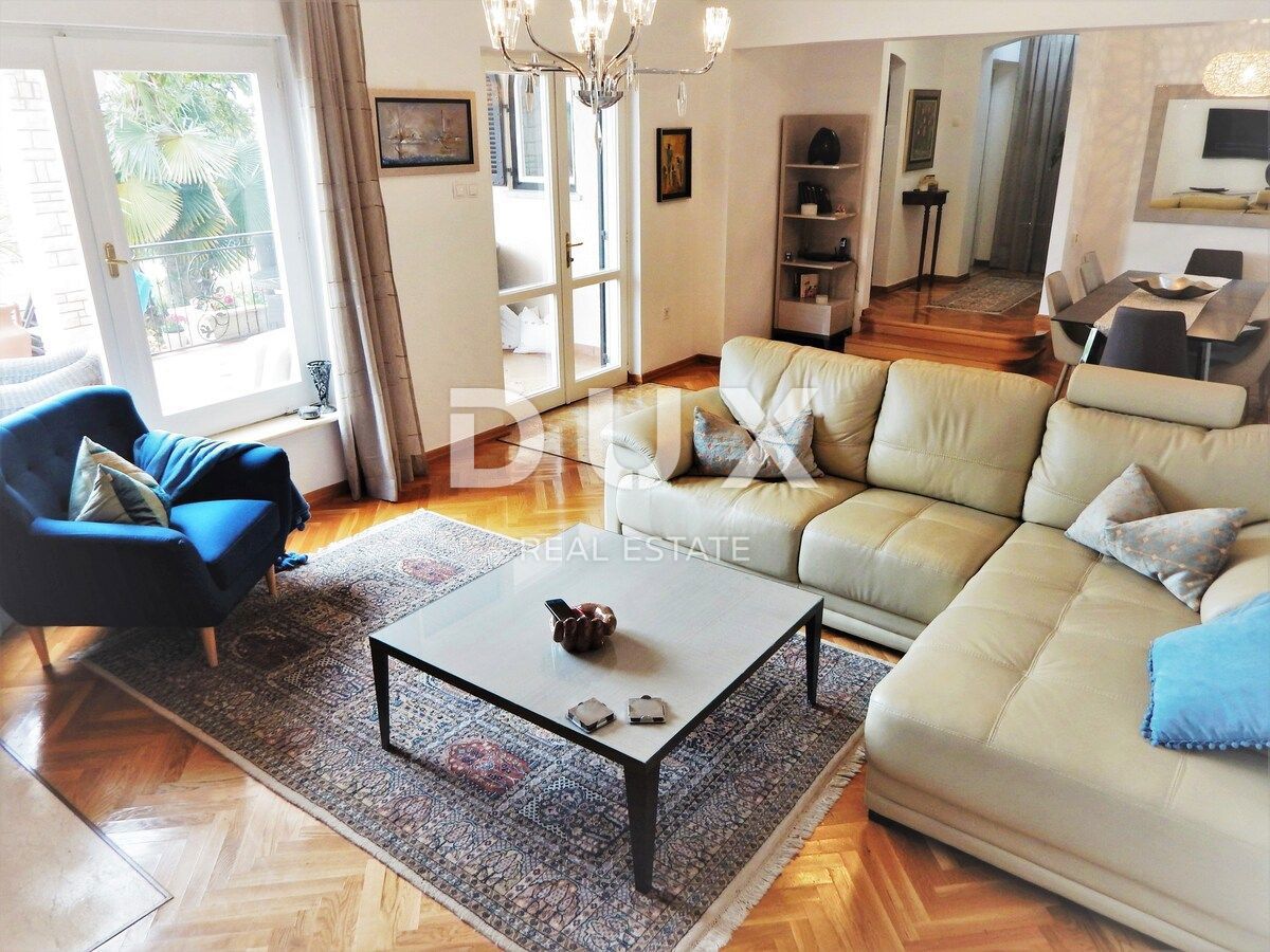 ISTRIA, UMAG - Villa unica con piscina, prima fila sul mare