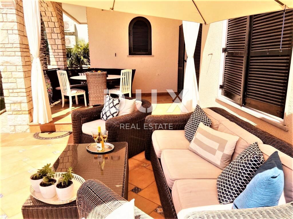 ISTRIA, UMAG - Villa unica con piscina, prima fila sul mare