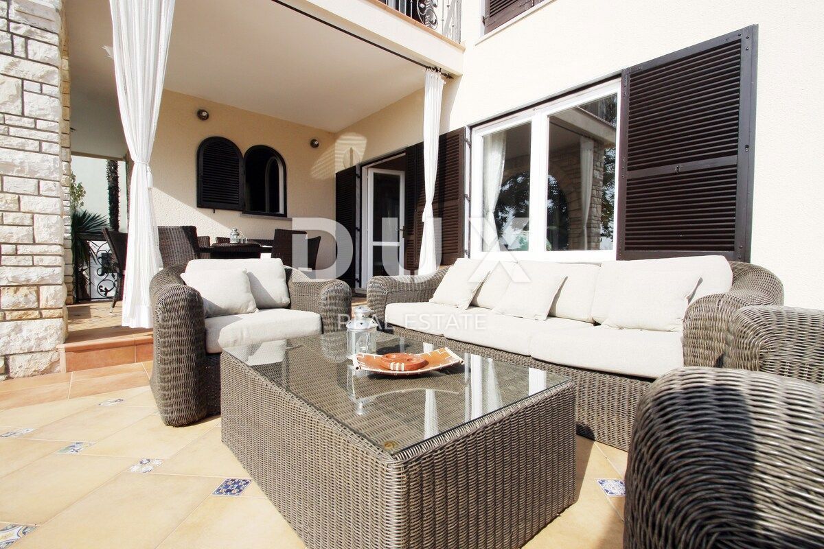 ISTRIA, UMAG - Villa unica con piscina, prima fila sul mare