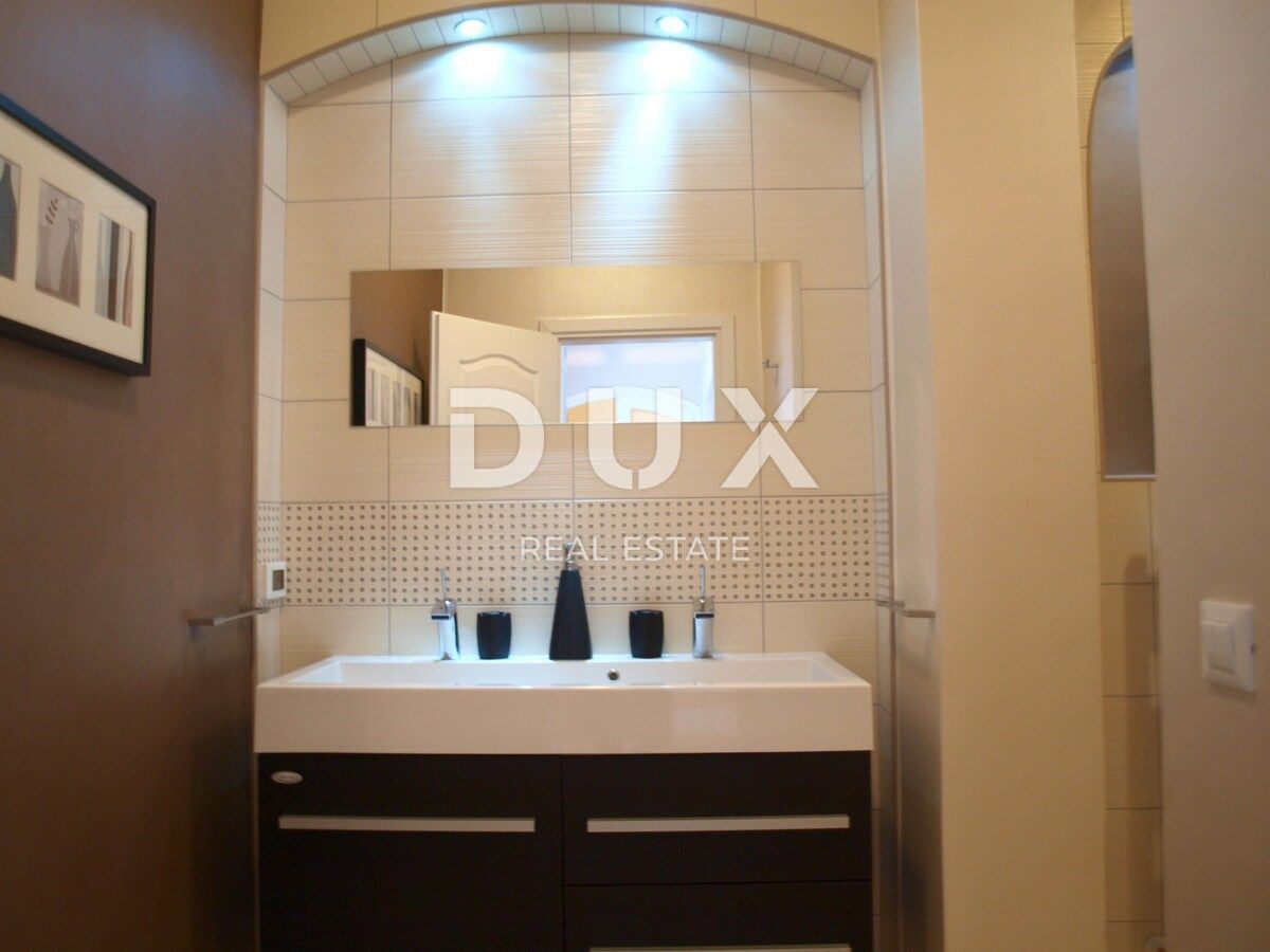 ISTRIA, UMAG - Villa unica con piscina, prima fila sul mare