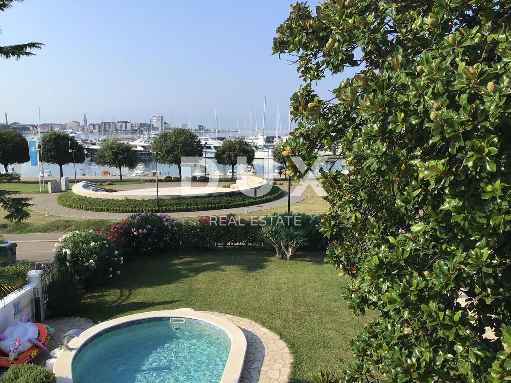 ISTRIA, UMAG - Villa unica con piscina, prima fila sul mare