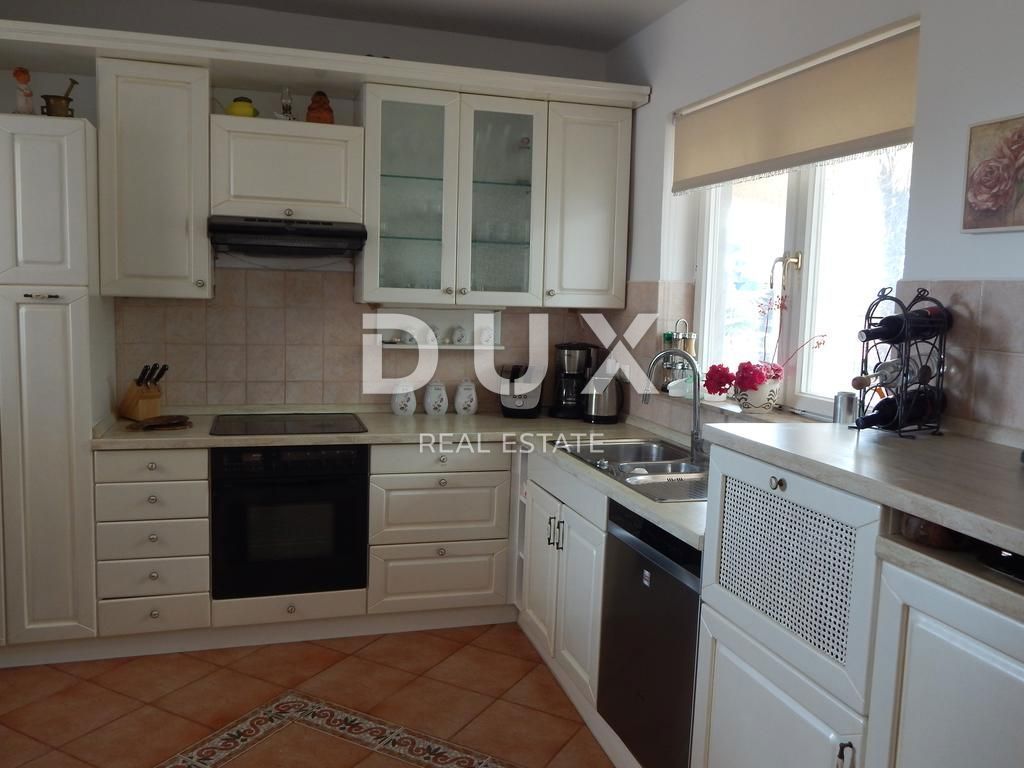 ISTRIA, UMAG - Villa unica con piscina, prima fila sul mare