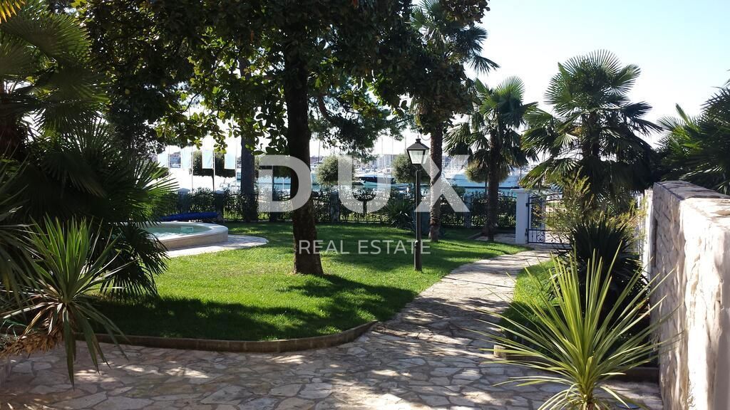 ISTRIA, UMAG - Villa unica con piscina, prima fila sul mare