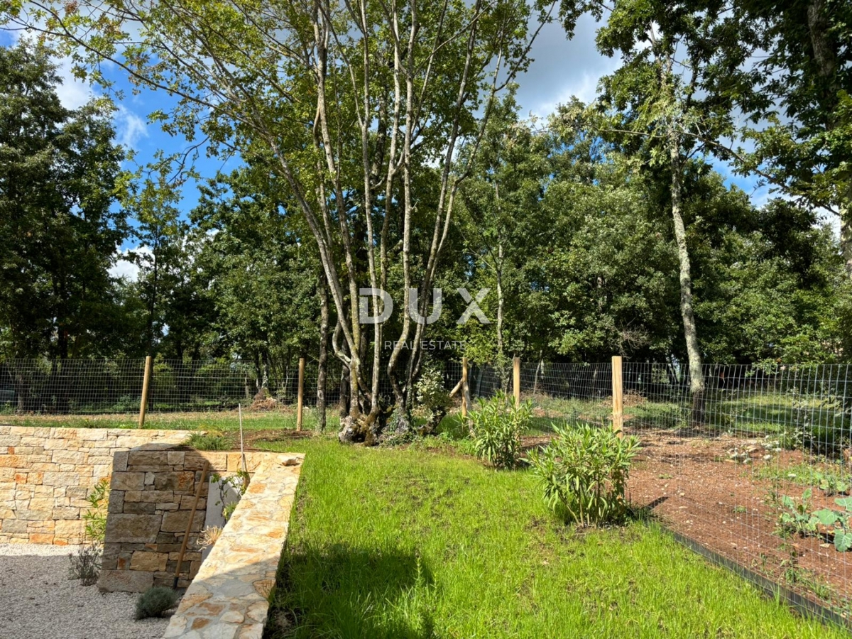 ISTRIA, PAZIN - Villa mediterranea in vendita con vista sulla natura + terreno edificabile