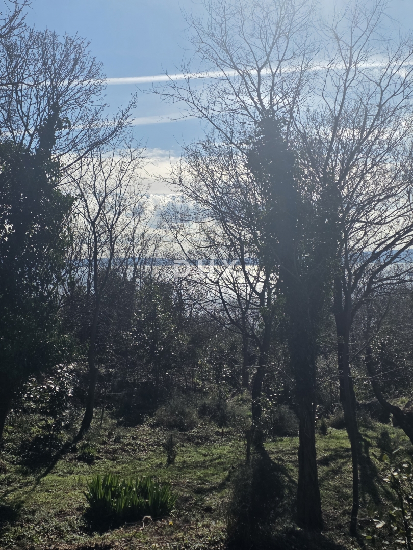 KOSTRENA, ROŽMANIĆI - terreno edificabile di 1900 m2 con vista panoramica sul mare per villa familiare / condominio residenziale appartamenti / ville in affitto con piscina