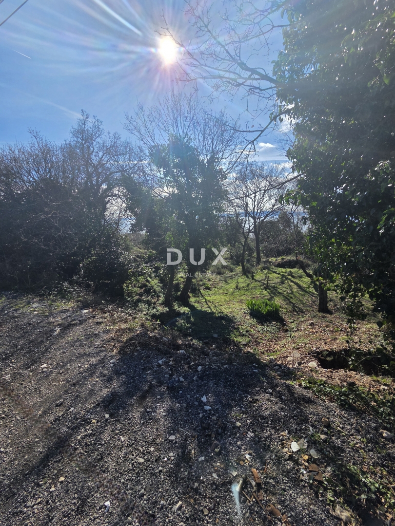 KOSTRENA, ROŽMANIĆI - terreno edificabile di 1900 m2 con vista panoramica sul mare per villa familiare / condominio residenziale appartamenti / ville in affitto con piscina