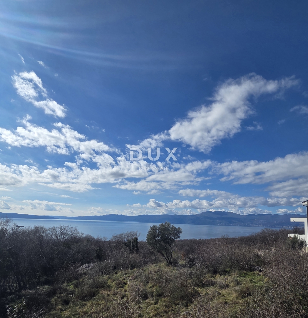KOSTRENA, ROŽMANIĆI - terreno edificabile di 1900 m2 con vista panoramica sul mare per villa familiare / condominio residenziale appartamenti / ville in affitto con piscina