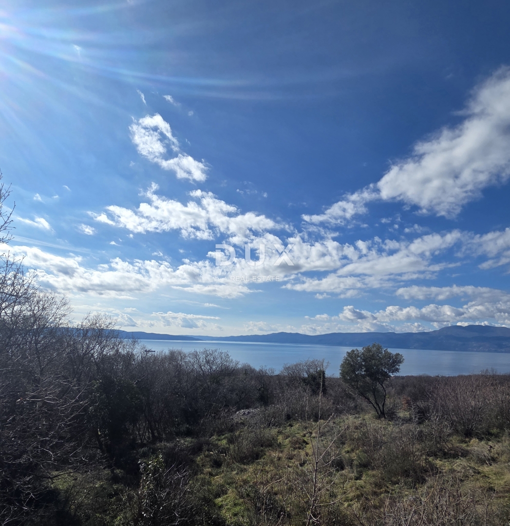 KOSTRENA, ROŽMANIĆI - terreno edificabile di 1900 m2 con vista panoramica sul mare per villa familiare / condominio residenziale appartamenti / ville in affitto con piscina