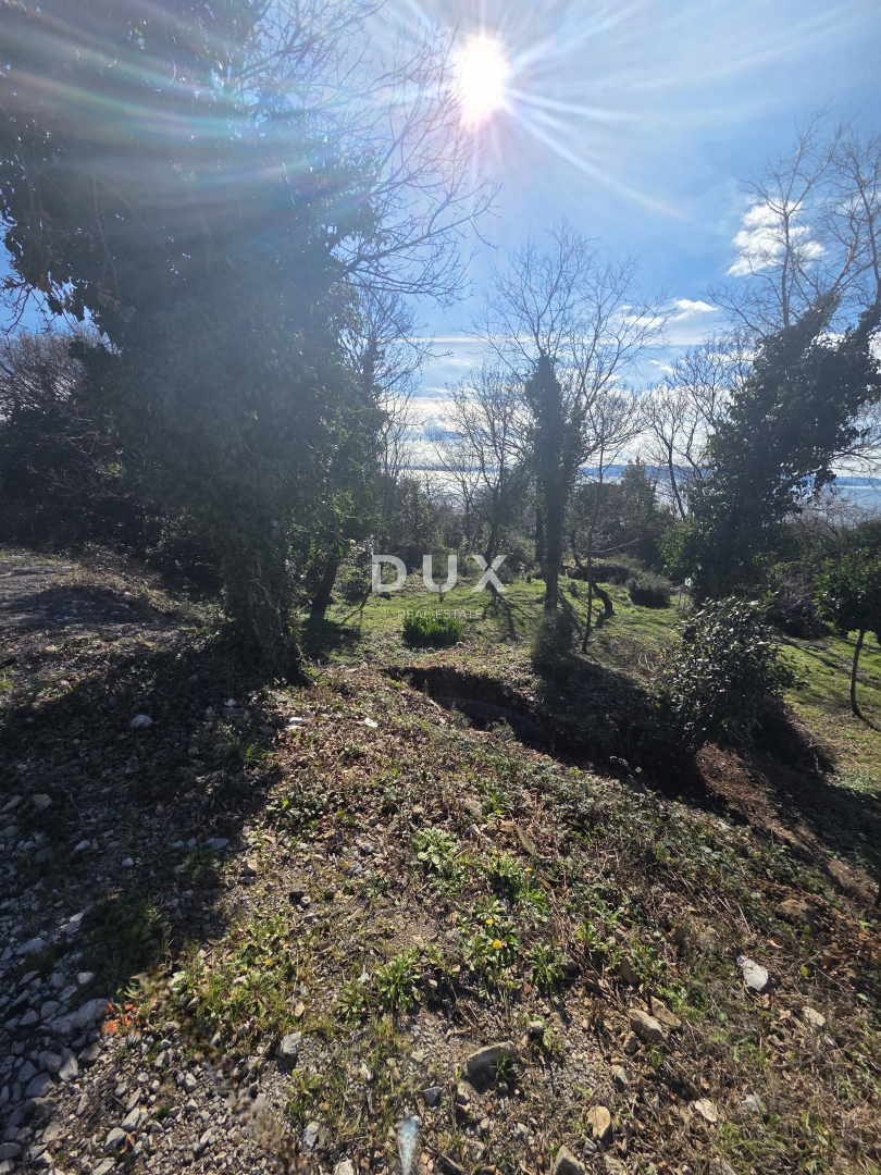 KOSTRENA, ROŽMANIĆI - terreno edificabile di 1900 m2 con vista panoramica sul mare per villa familiare / condominio residenziale appartamenti / ville in affitto con piscina