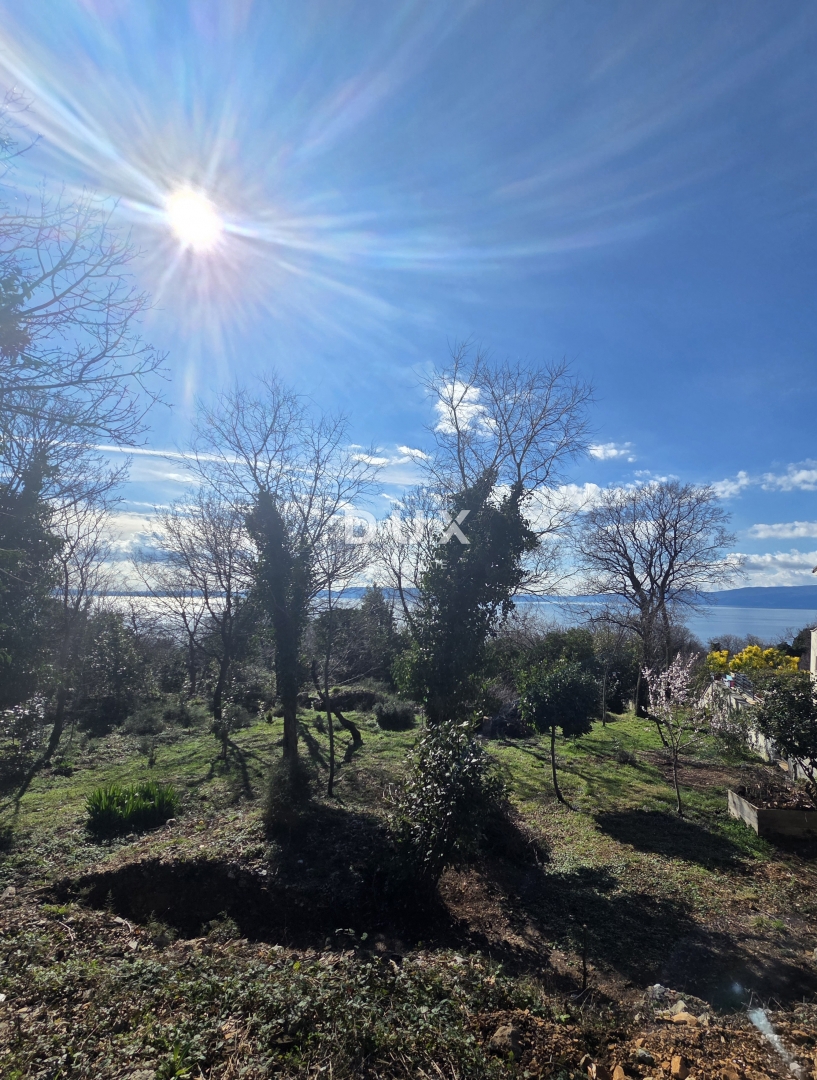 KOSTRENA, ROŽMANIĆI - terreno edificabile di 1900 m2 con vista panoramica sul mare per villa familiare / condominio residenziale appartamenti / ville in affitto con piscina