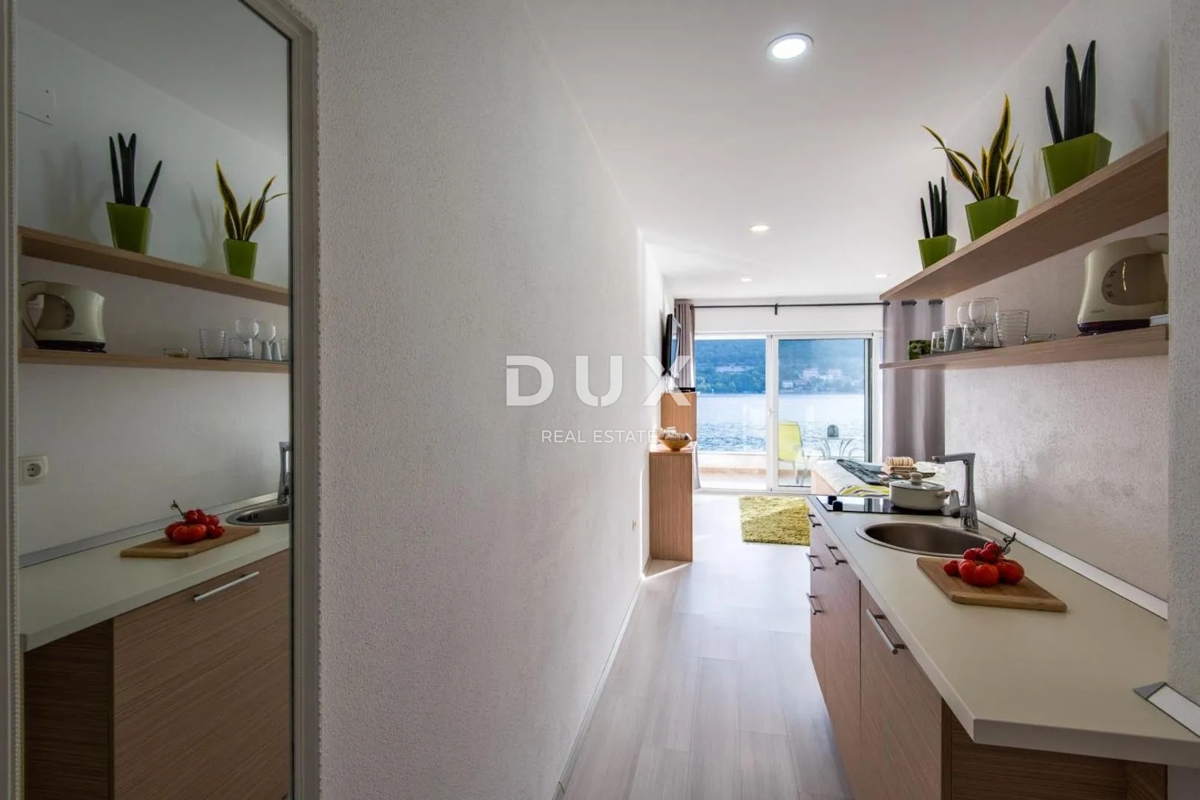 DINTORNI DI ŠIBENIK, GREBAŠTICA – Mini hotel sul mare con piscina e ristorante