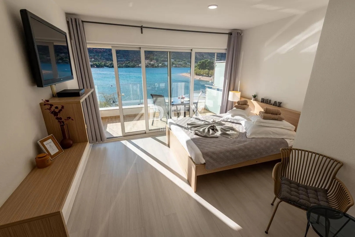 DINTORNI DI ŠIBENIK, GREBAŠTICA – Mini hotel sul mare con piscina e ristorante