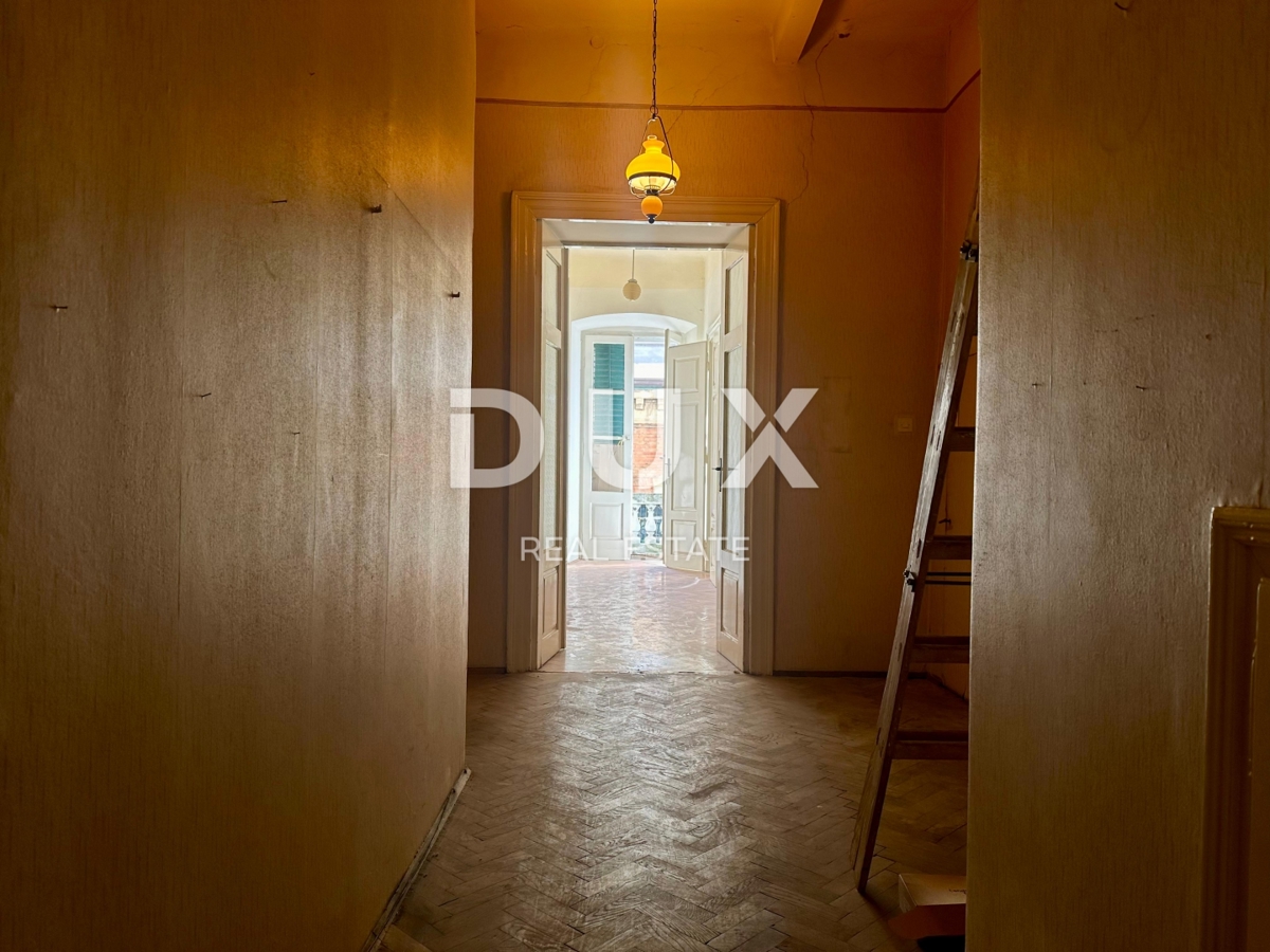 FIUME, CENTRO - Appartamento padronale con progetto per 2 unità abitative! Investimento in posizione esclusiva!