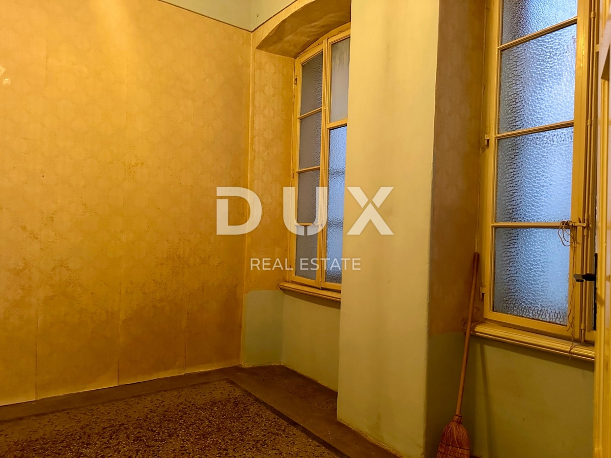 FIUME, CENTRO - Appartamento padronale con progetto per 2 unità abitative! Investimento in posizione esclusiva!