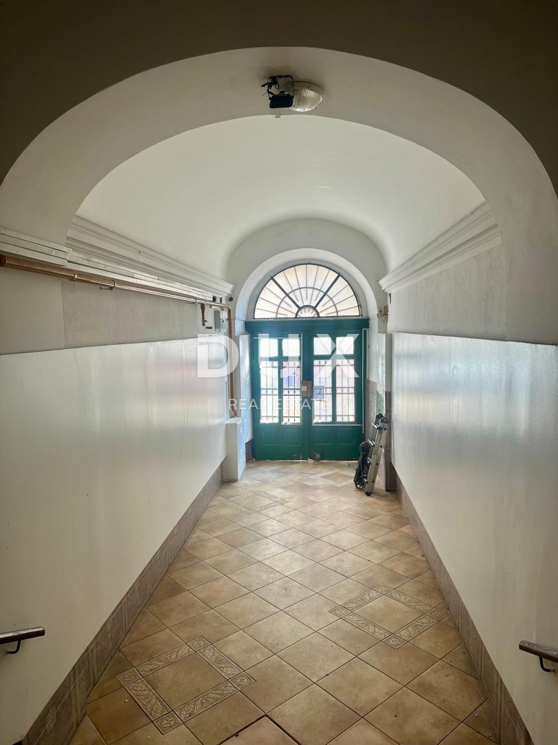 FIUME, CENTRO - Appartamento padronale con progetto per 2 unità abitative! Investimento in posizione esclusiva!