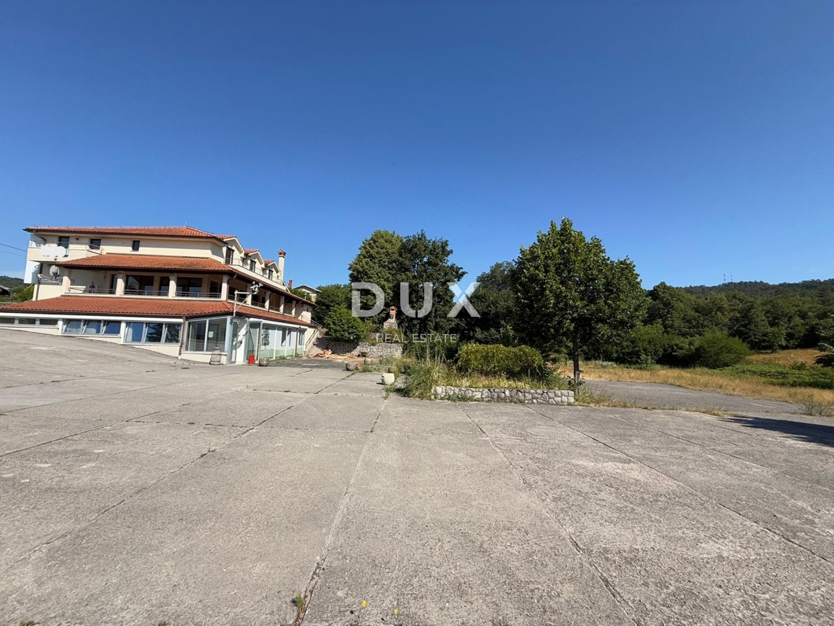 MATULJI, ŠAPJANE - casa indipendente (edificio commerciale 780 m2) + 3.484 m2 di giardino! OCCASIONE!