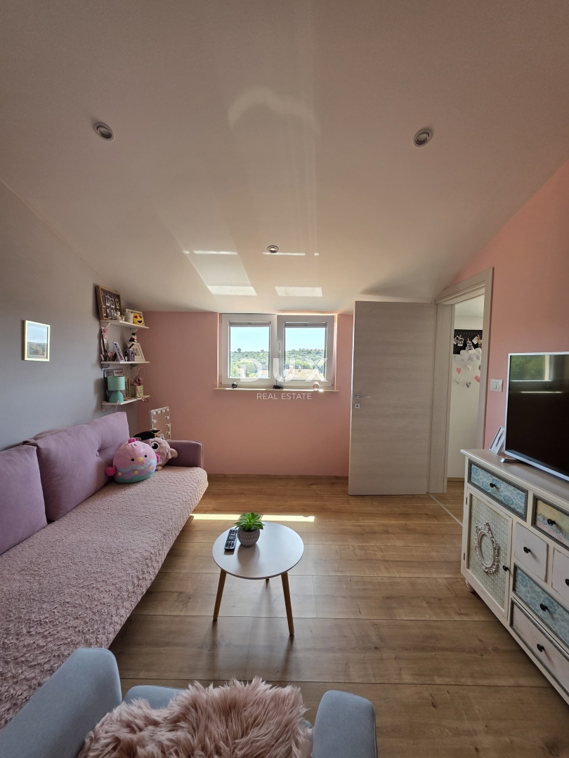 ISTRIA, POLA - Casa con tre unità abitative nella zona più ambita della città di Pola