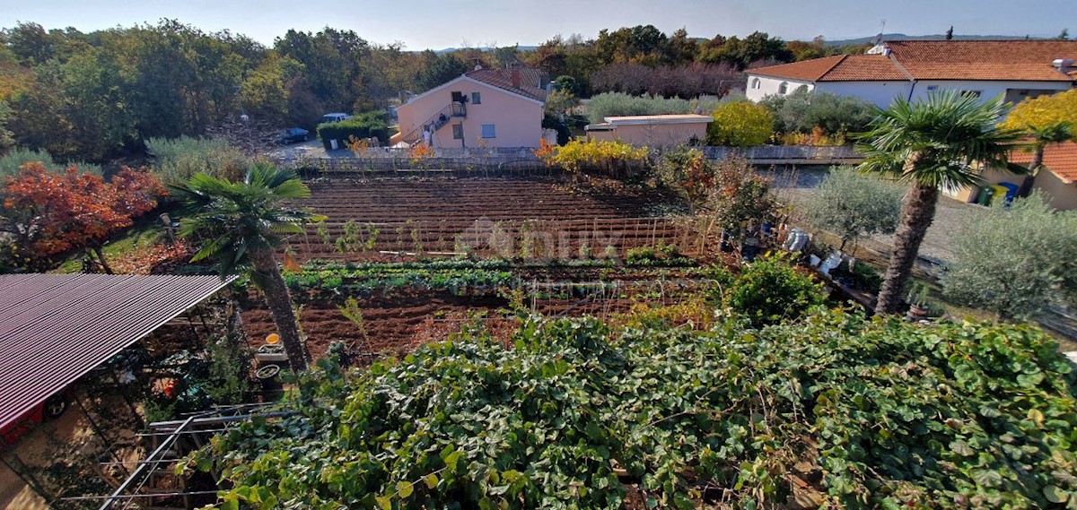 ISTRIA, POREČ - Palazzina con cinque unità abitative e molto potenziale