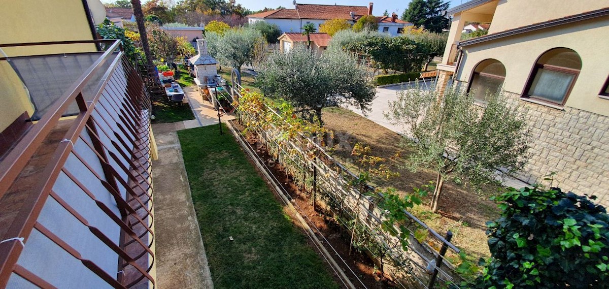 ISTRIA, POREČ - Palazzina con cinque unità abitative e molto potenziale