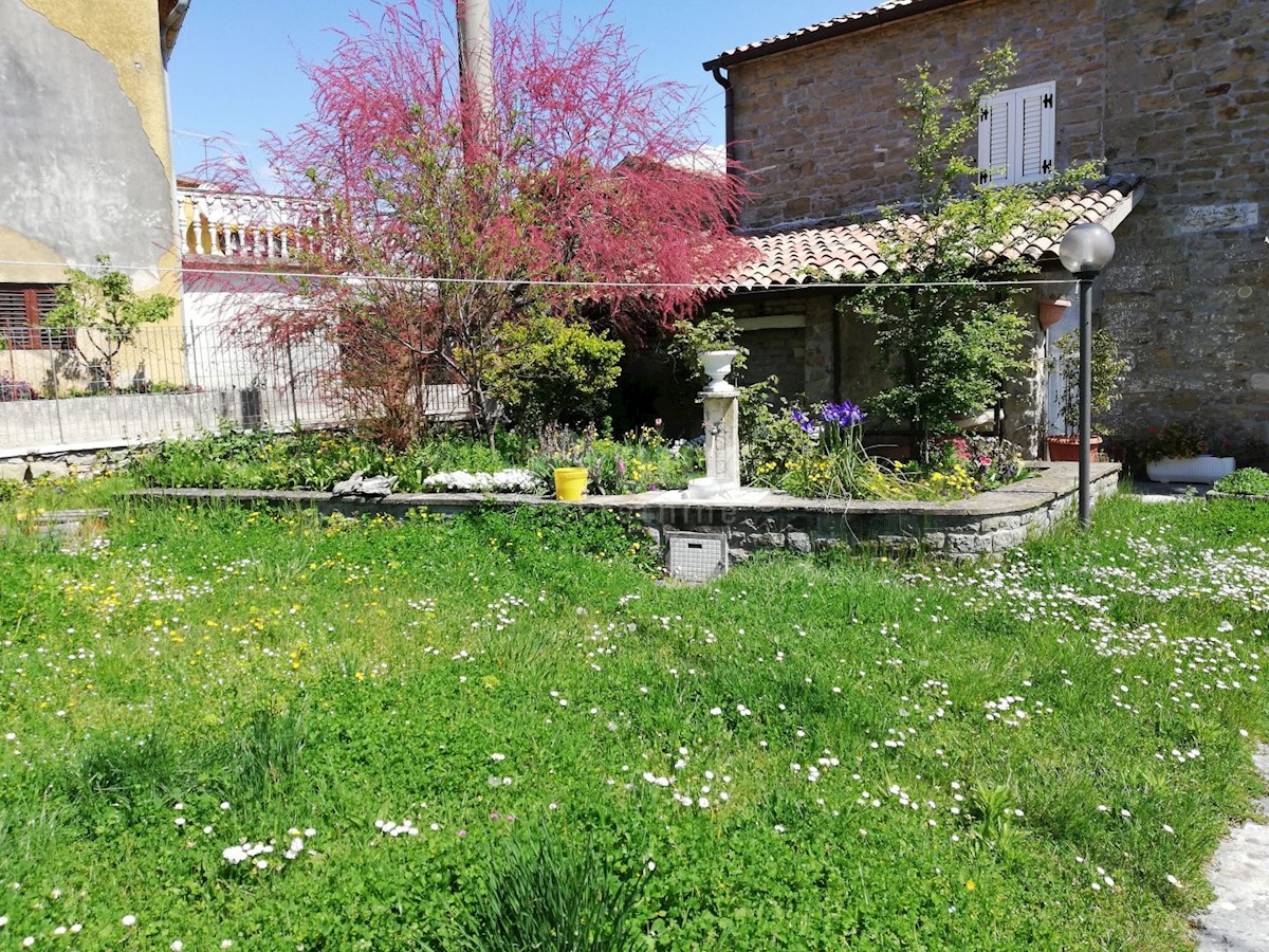 ISTRIA, BUJE - Casa in pietra con bella vista