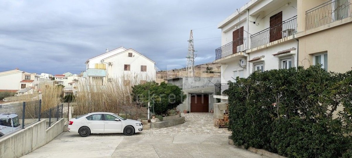 ISOLA DI PAG - Casa con ampio giardino