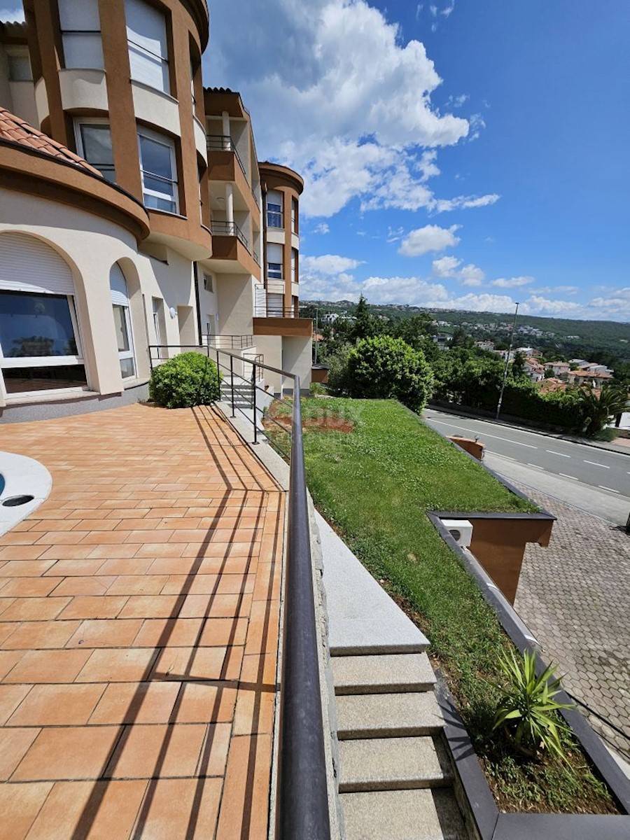 OPATIJA - appartamento 3 camere da letto + soggiorno 230m2 con vista mare e piscina + ambiente 250m2