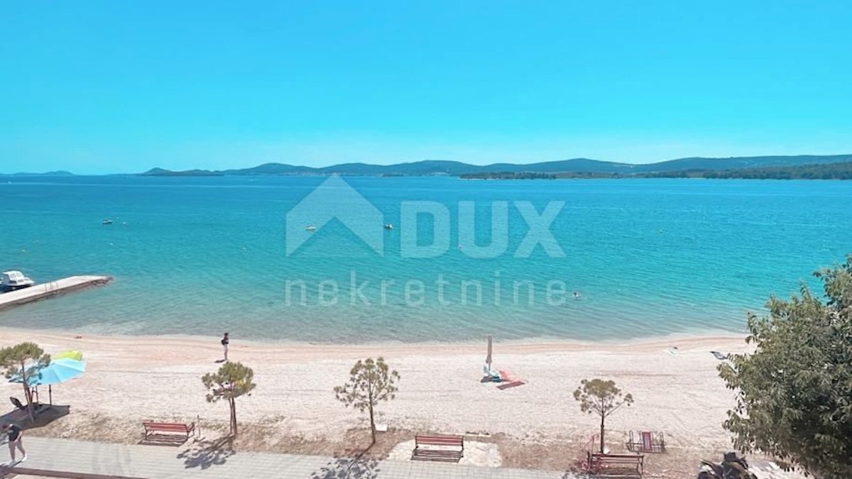 BIOGRAD, TURANJ - appartamento mansardato sulla spiaggia