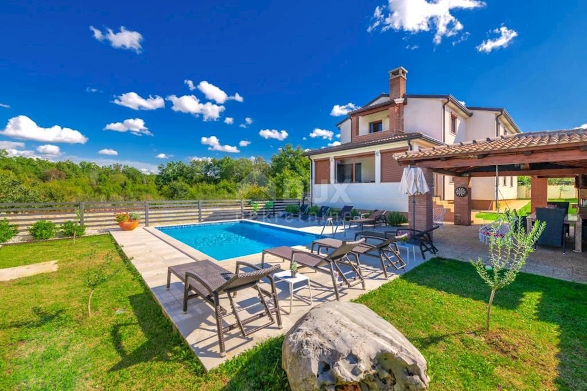 ISTRIA, POREČ - Casa con tre unità abitative e piscina