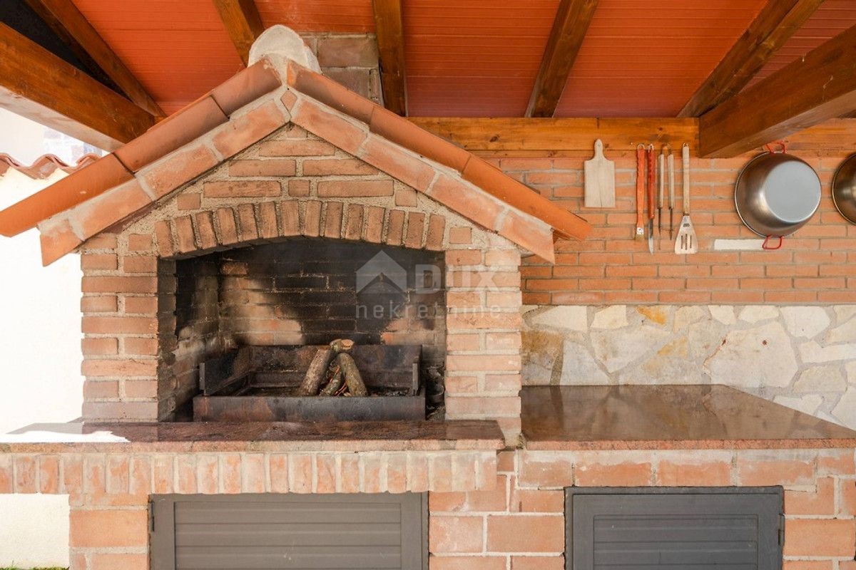 ISTRIA, POREČ - Casa con tre unità abitative e piscina