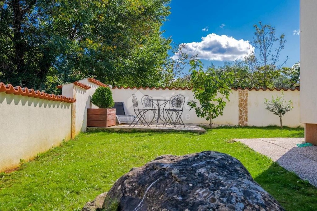 ISTRIA, POREČ - Casa con tre unità abitative e piscina