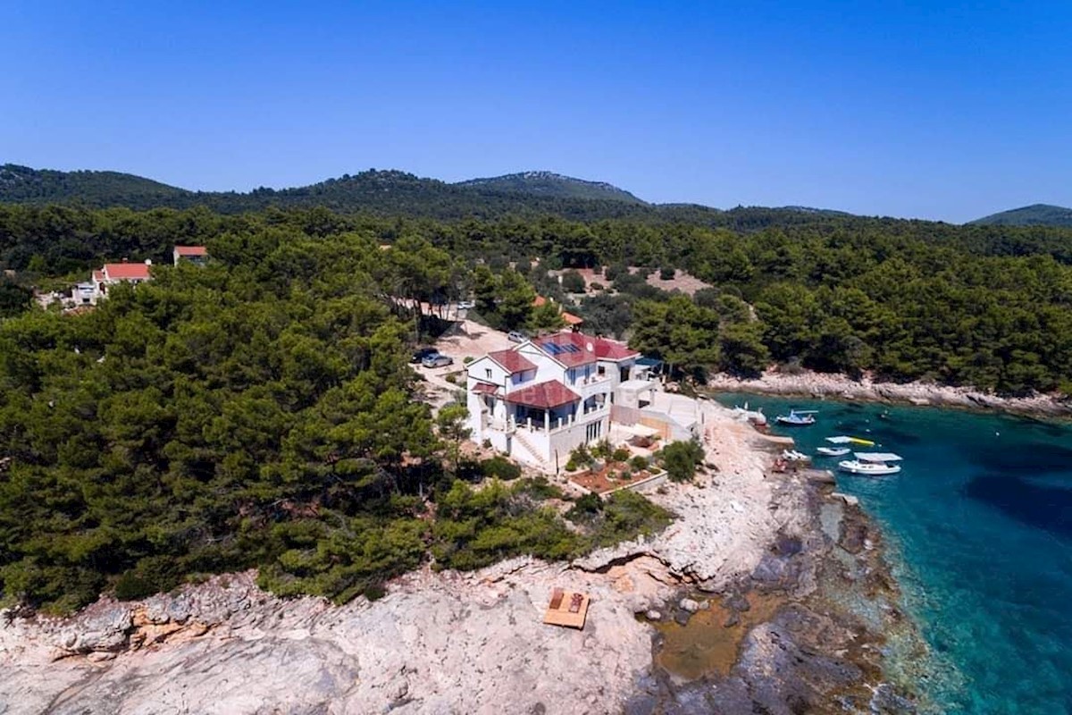 KORČULA - Casa in posizione esclusiva, prima fila sul mare