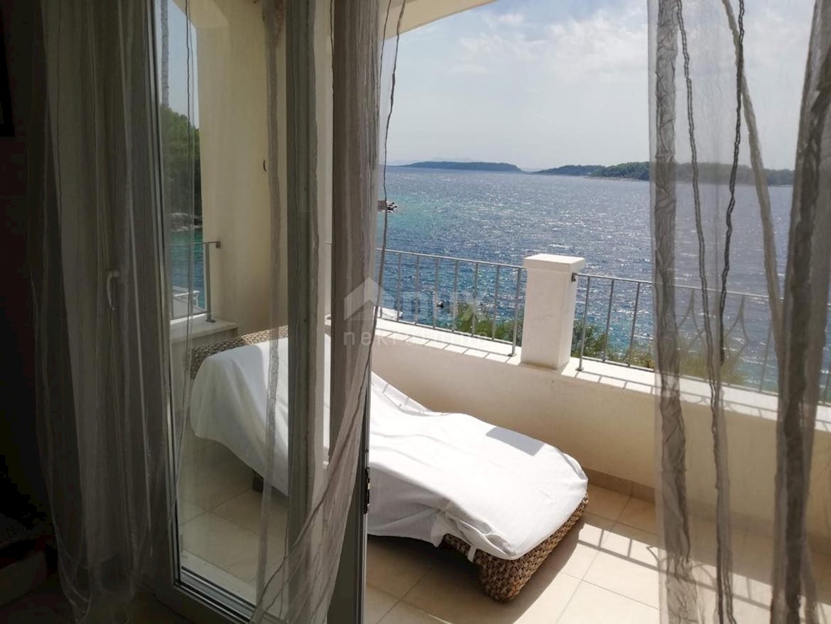 KORČULA - Casa in posizione esclusiva, prima fila sul mare