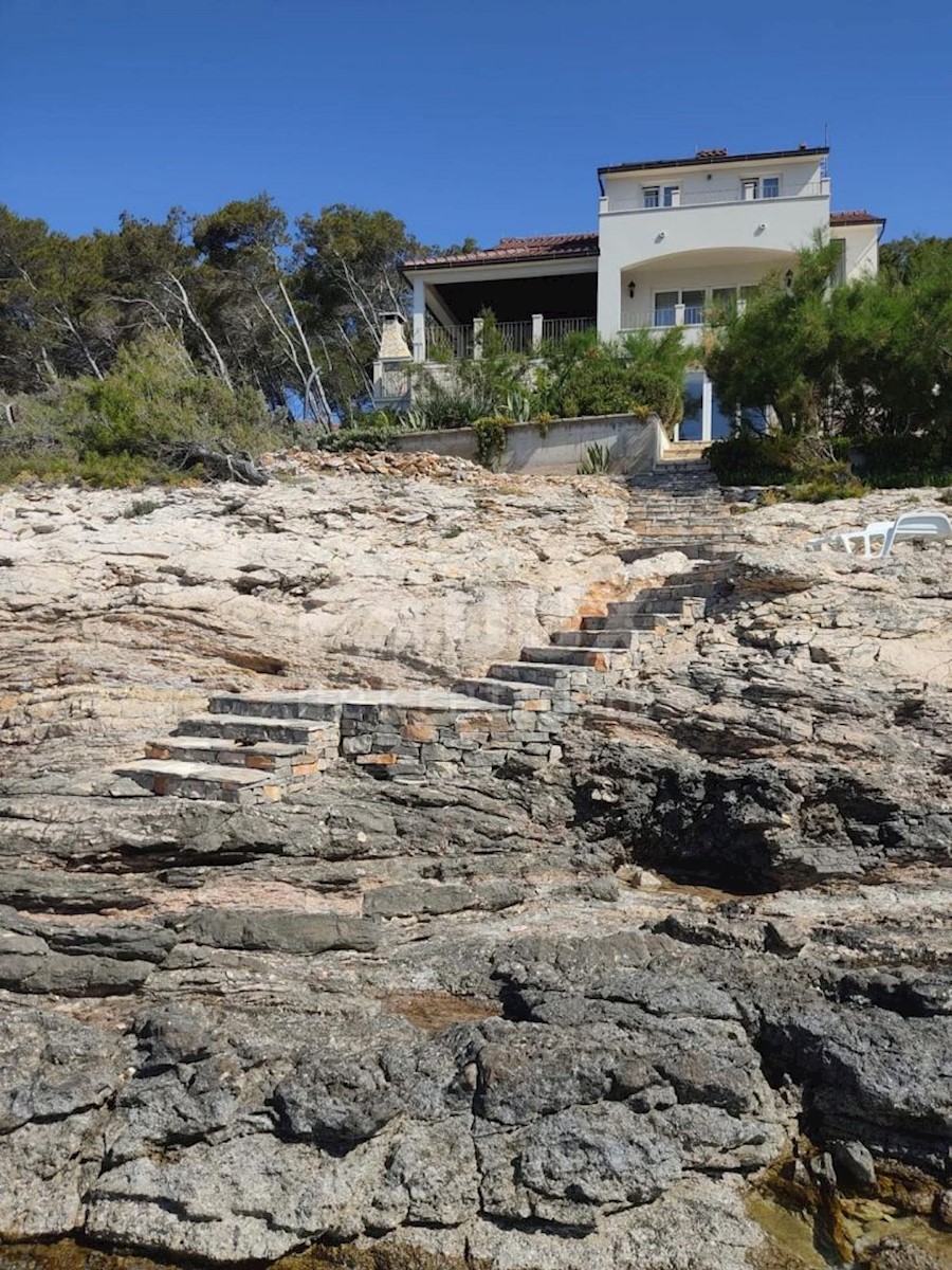 KORČULA - Casa in posizione esclusiva, prima fila sul mare