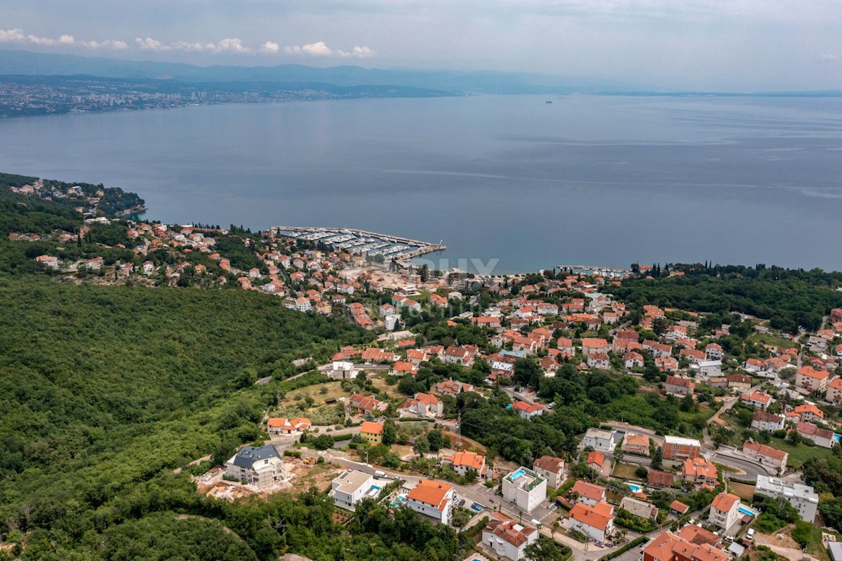 OPATIJA, IČIĆI - unico piano 190m2 in una strada tranquilla con piscina e vista mare