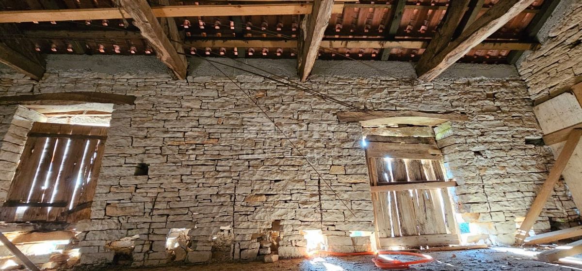 ISTRIA, OPRTALJ - Casa in pietra in una bellissima tenuta