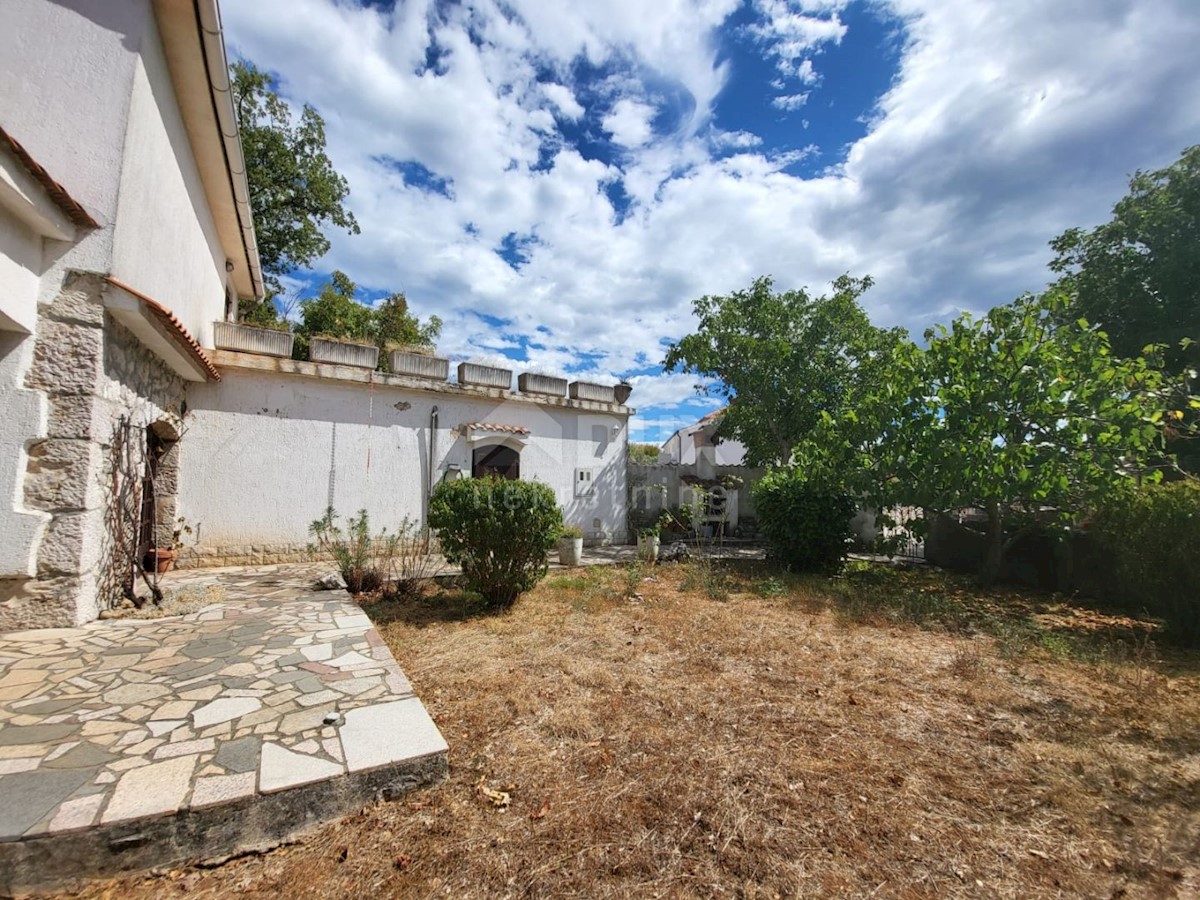 ISOLA DI KRK, KRAS - casa indipendente con giardino in posizione tranquilla