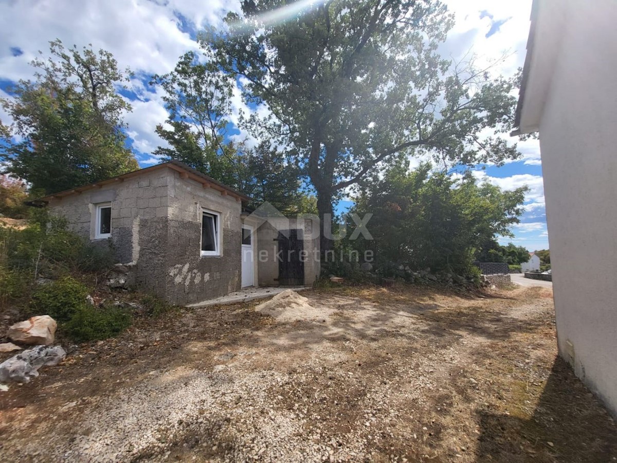 ISOLA DI KRK, KRAS - casa indipendente con giardino in posizione tranquilla