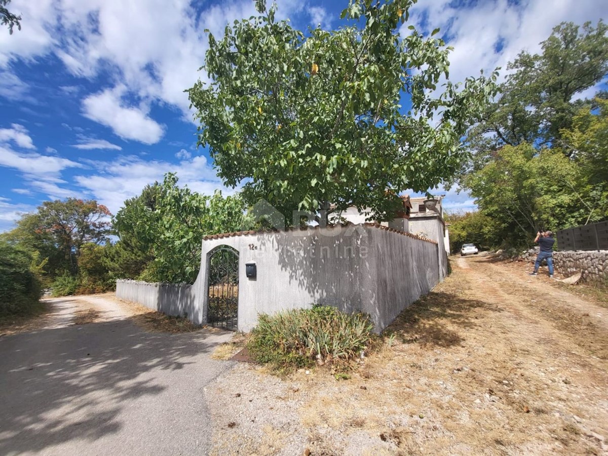 ISOLA DI KRK, KRAS - casa indipendente con giardino in posizione tranquilla