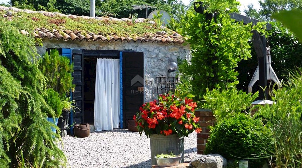 ISTRIA, ROČKO POLJE - Casa istriana ristrutturata con piscina