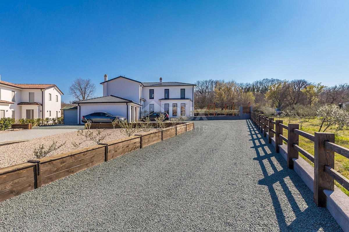 ISOLA DI KRK - Villa moderna moderna con piscina e ampio giardino nel centro dell'isola