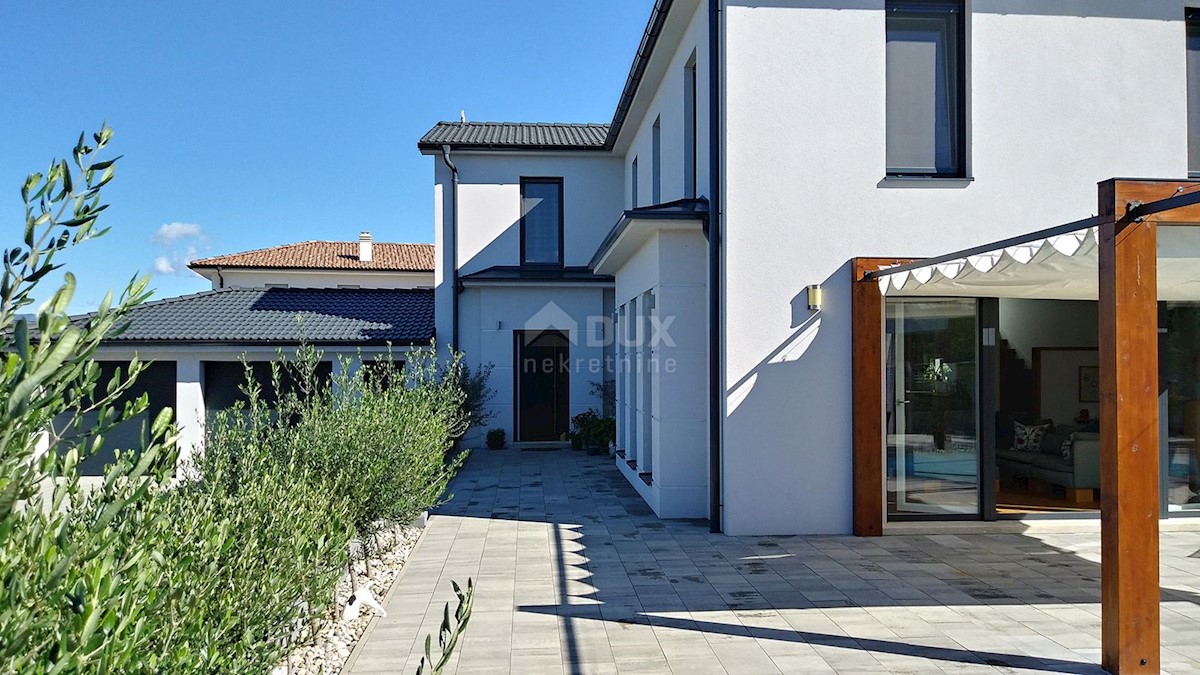 ISOLA DI KRK - Villa moderna moderna con piscina e ampio giardino nel centro dell'isola