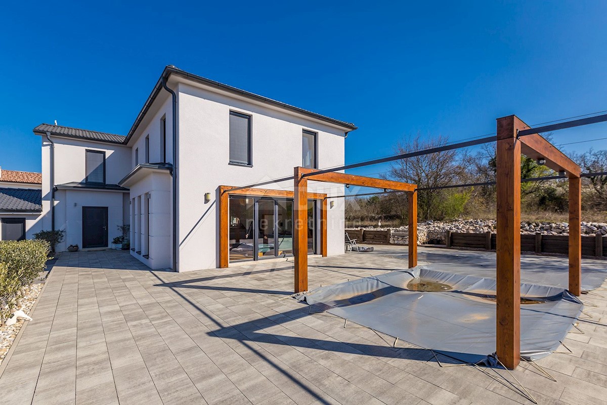 ISOLA DI KRK - Villa moderna moderna con piscina e ampio giardino nel centro dell'isola