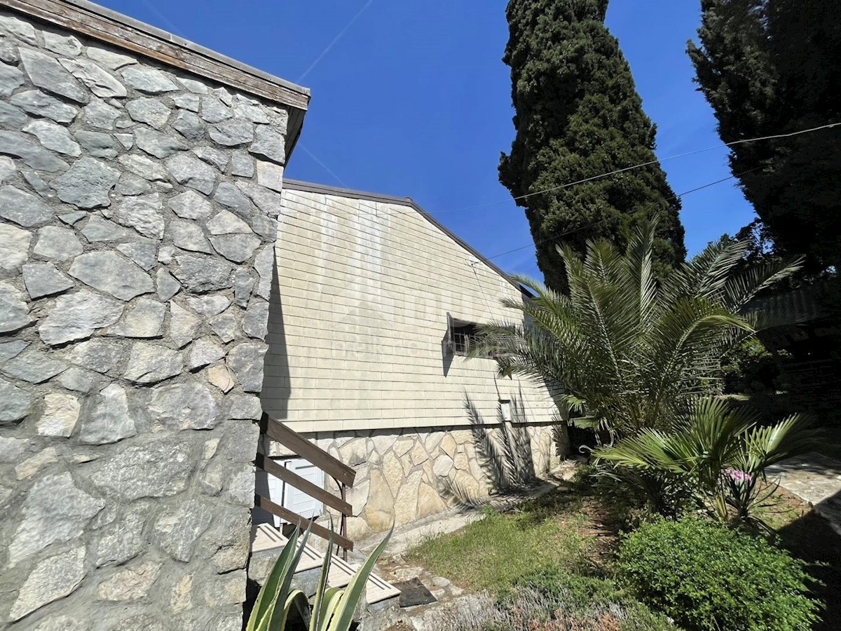 ISTRIA, POMER - Un angolo di paradiso con una casa e una piscina! Proprio accanto alla spiaggia!