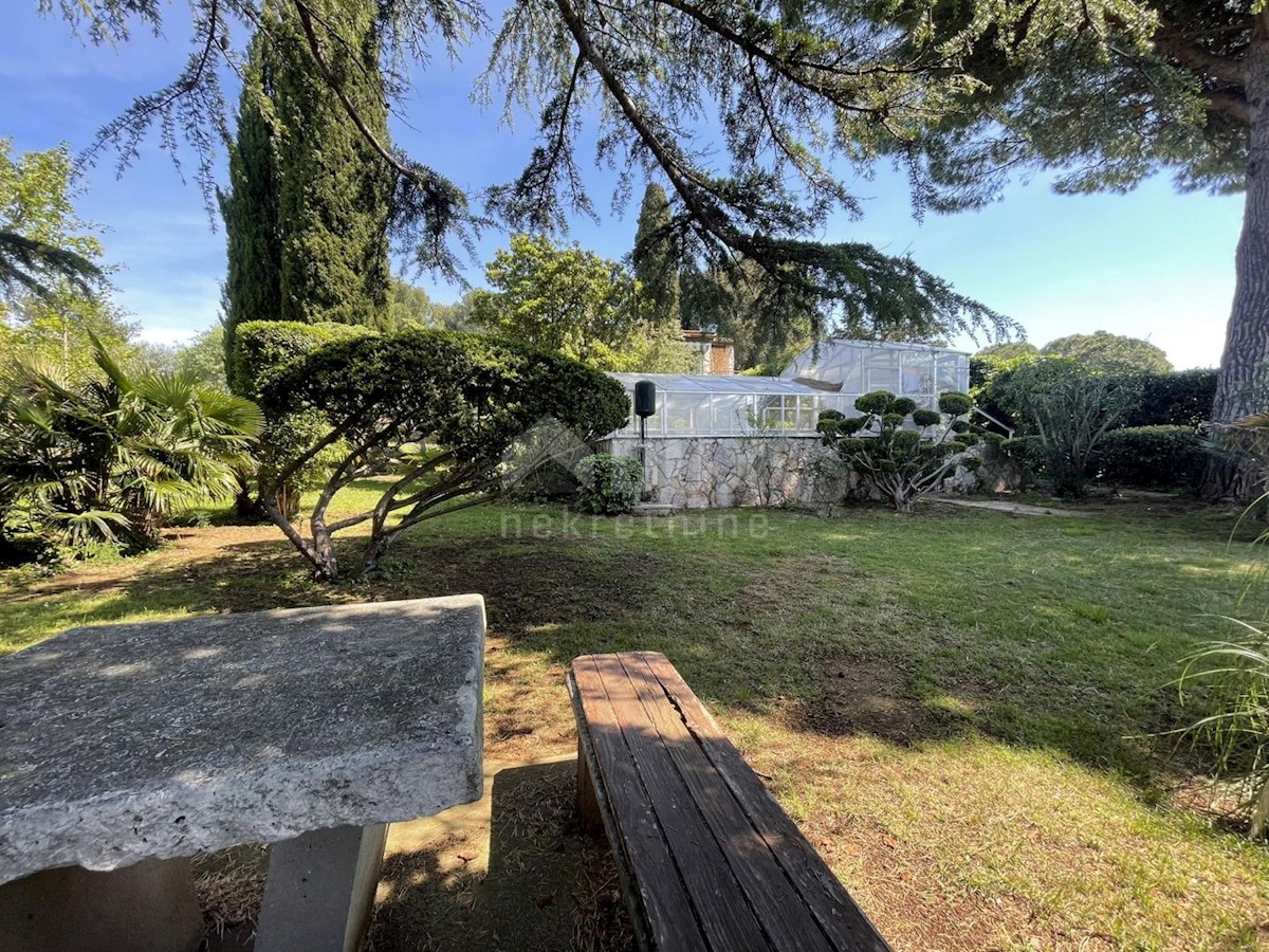 ISTRIA, POMER - Un angolo di paradiso con una casa e una piscina! Proprio accanto alla spiaggia!