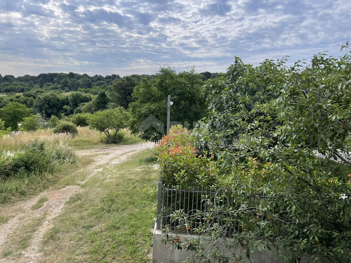 ISTRIA, PULA - Due appartamenti in un'ottima posizione! Giardino + terrazzo!