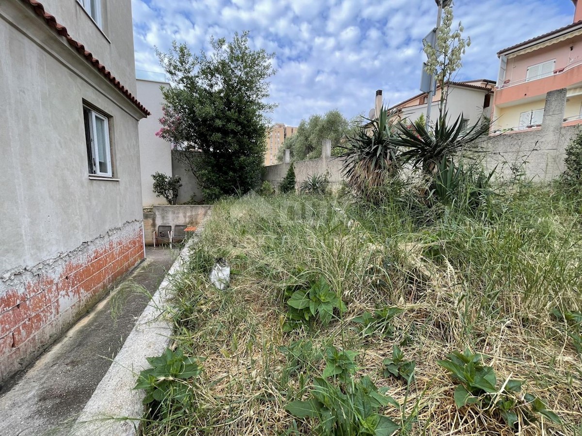 ISTRIA, PULA - Due appartamenti in un'ottima posizione! Giardino + terrazzo!