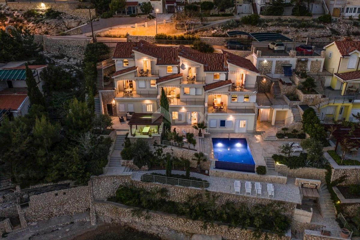 ISOLA DI PAG, VIDALIĆI - Spaziosa villa con appartamenti, 1a fila al mare